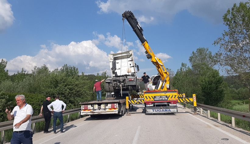 Devrilen tırdan yara almadan kurtuldu