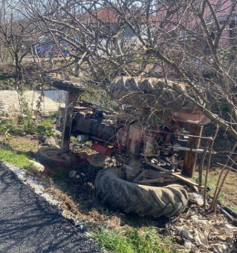 Devrilen traktörün altında kalan sürücü kurtarıldı