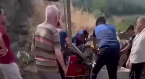 Devrilen traktörün altında kaldı