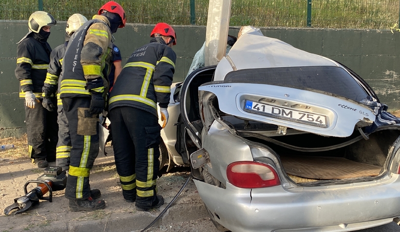 Direğe çarpan otomobil ikiye katlandı: 1 ölü, 1 yaralı