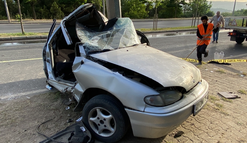 Direğe çarpan otomobil ikiye katlandı: 1 ölü, 1 yaralı