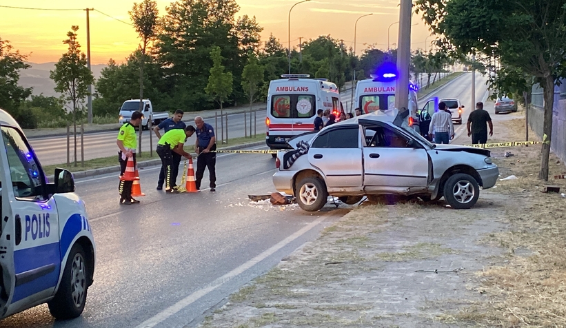 Direğe çarpan otomobil ikiye katlandı: 1 ölü, 1 yaralı