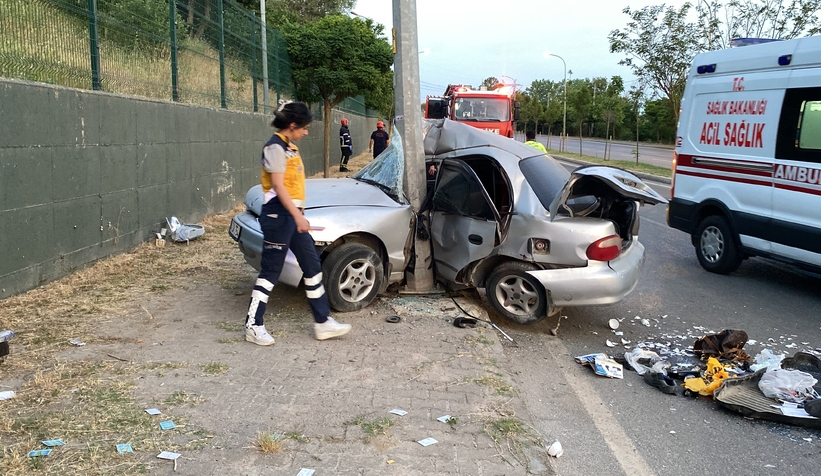 Direğe çarpan otomobil ikiye katlandı: 1 ölü, 1 yaralı