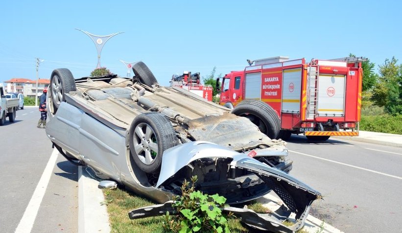 Direğe çarpıp takla attı: 3 yaralı