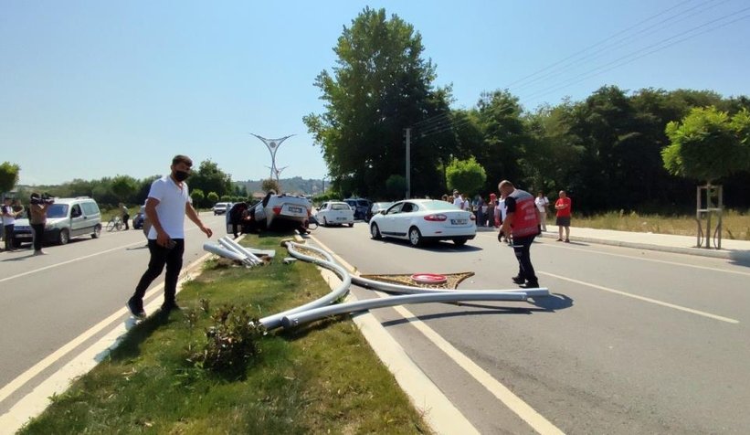Direğe çarpıp takla attı: 3 yaralı