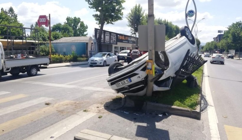 Direğe çarpıp takla attı