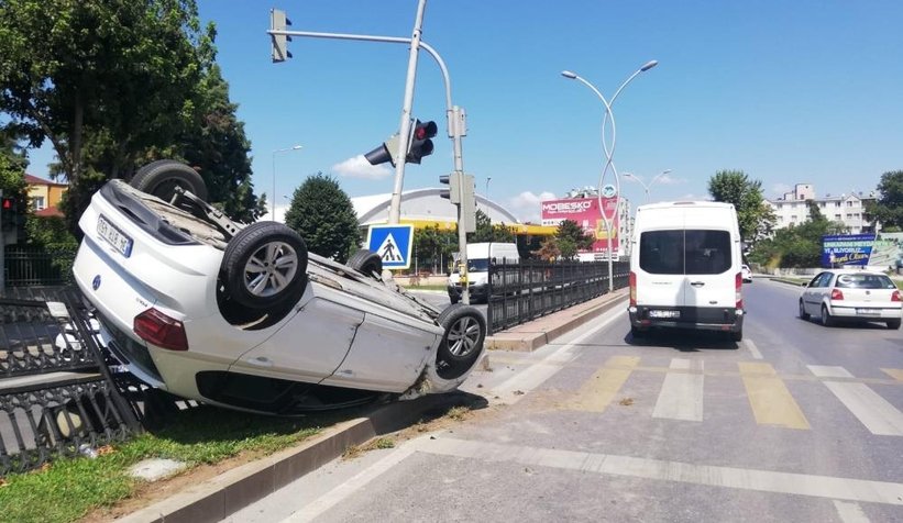 Direğe çarpıp takla attı