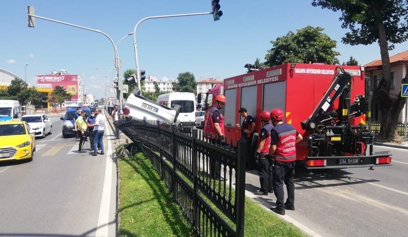 Direğe çarpıp takla attı