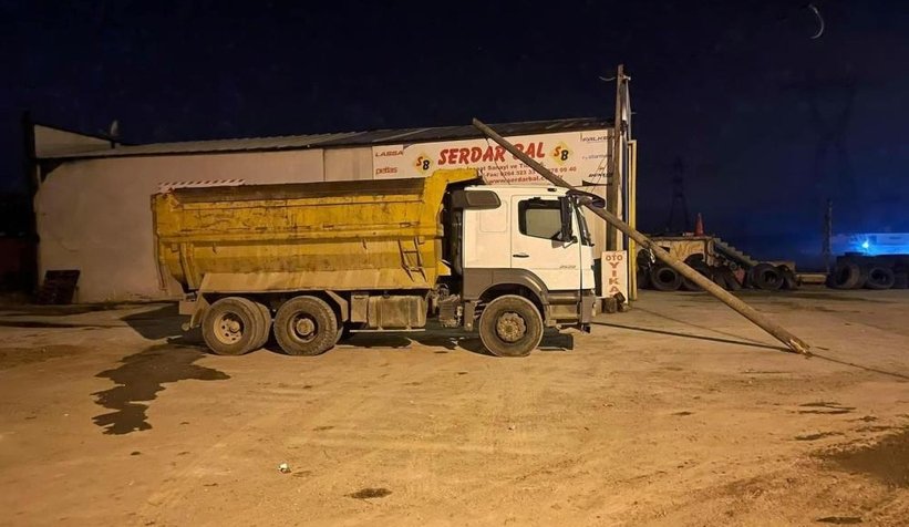 Direk kamyonun üzerine devrildi