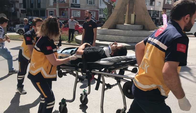 Direksiyon başında rahatsızlanan sürücü kaza yaptı