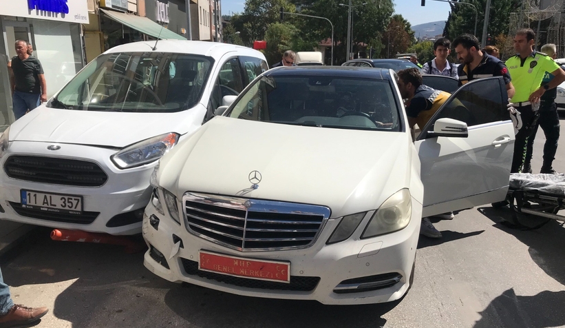 Direksiyon başında rahatsızlanan sürücü kaza yaptı