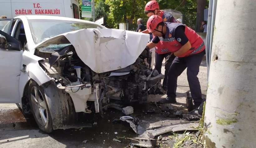Direksiyon kalp krizi geçirdi, araçlara çarptı