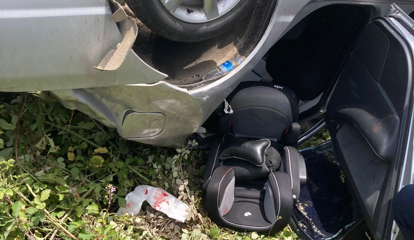 Direksiyonu kilitlenen otomobil takla attı: 2 yaralı