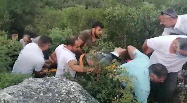 direksiyonu-kilitlenen-otomobil-ucuruma-uctu-3-yaralim3m4djniql