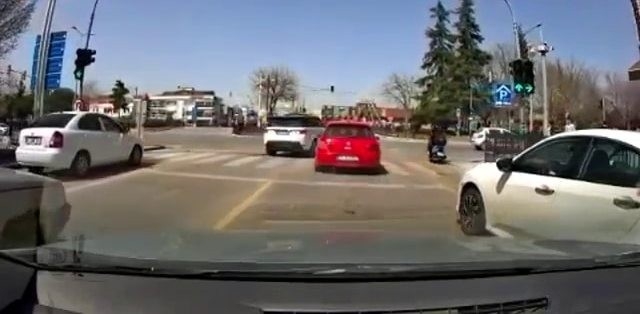 Direksiyonu kırdı motosikletliye böyle çarptı