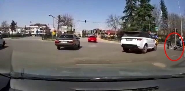 Direksiyonu kırdı motosikletliye böyle çarptı