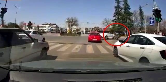 Direksiyonu kırdı motosikletliye böyle çarptı