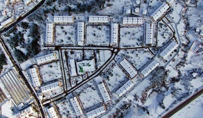 Dışarıda kartopu oynayıp kaplıca suyunda şifa buluyorlar