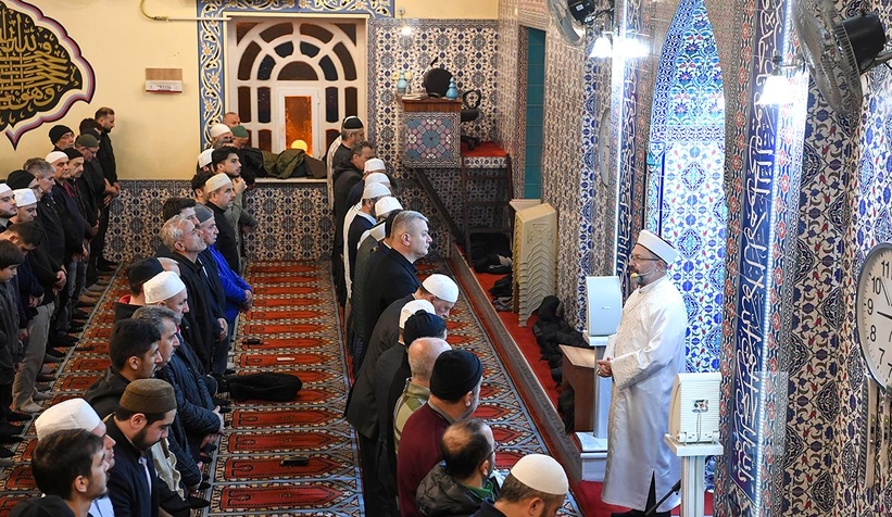 diyanet-isleri-baskani-enderun-usuluyle-teravih-namazi-kildirdin2vml09sdm
