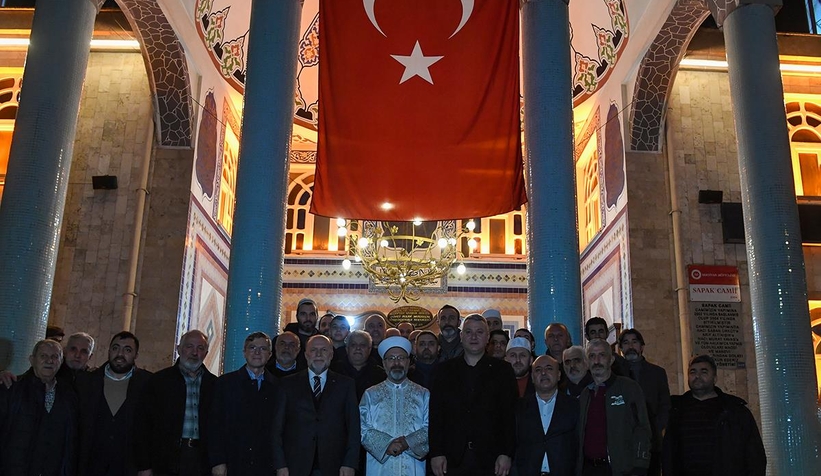 diyanet-isleri-baskani-enderun-usuluyle-teravih-namazi-kildirdin2vml09sdm