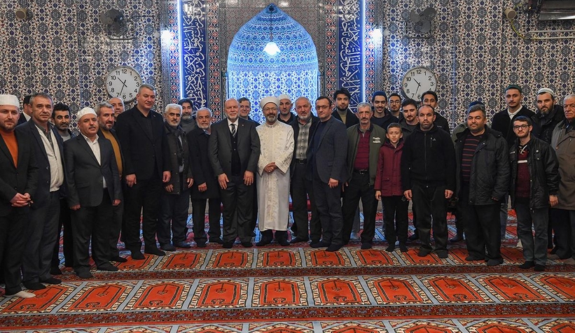 diyanet-isleri-baskani-enderun-usuluyle-teravih-namazi-kildirdin2vml09sdm