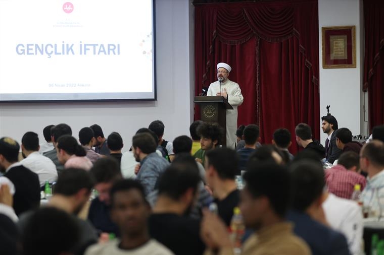 Diyanet İşleri Başkanı Erbaş, iftarda gençlerle buluştu