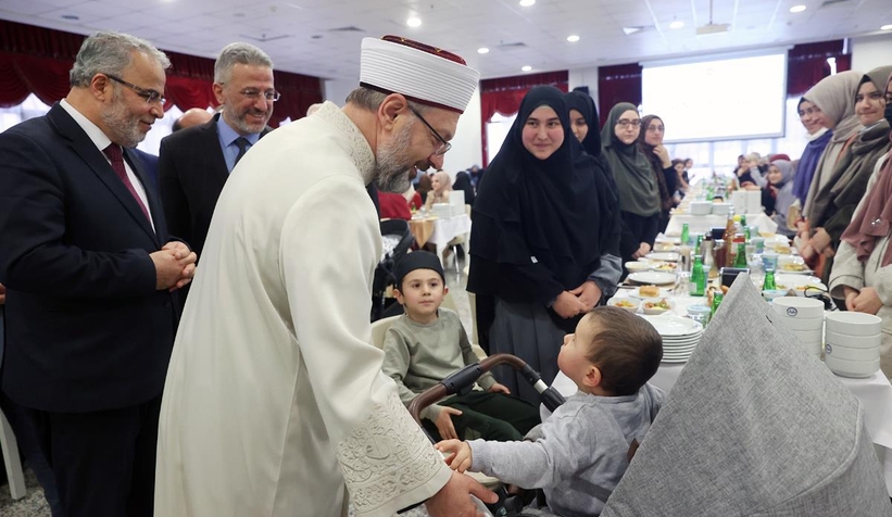 Diyanet İşleri Başkanı Erbaş, iftarda gençlerle buluştu