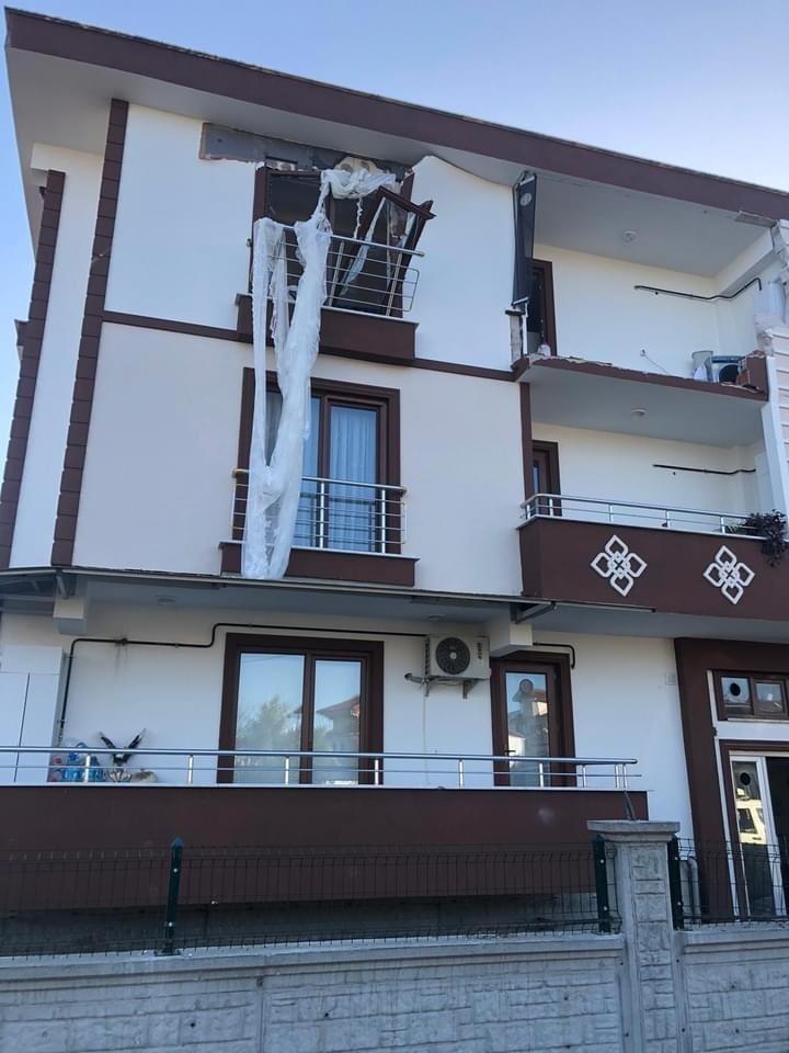 Doğalgaz bomba gibi patladı; daire yerle bir oldu