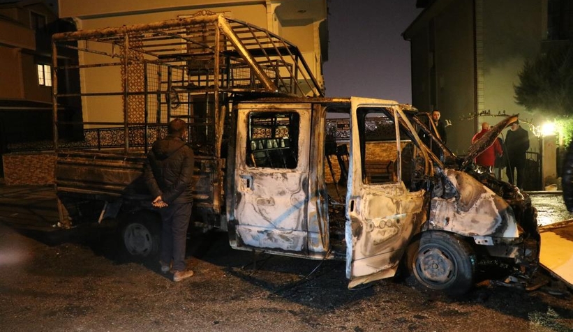 Doğalgaz malzemeleri taşıyan kamyonet yandı