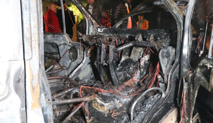 Doğalgaz malzemeleri taşıyan kamyonet yandı