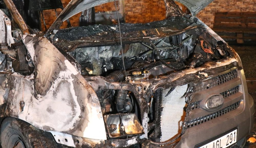 Doğalgaz malzemeleri taşıyan kamyonet yandı