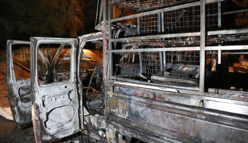 Doğalgaz malzemeleri taşıyan kamyonet yandı