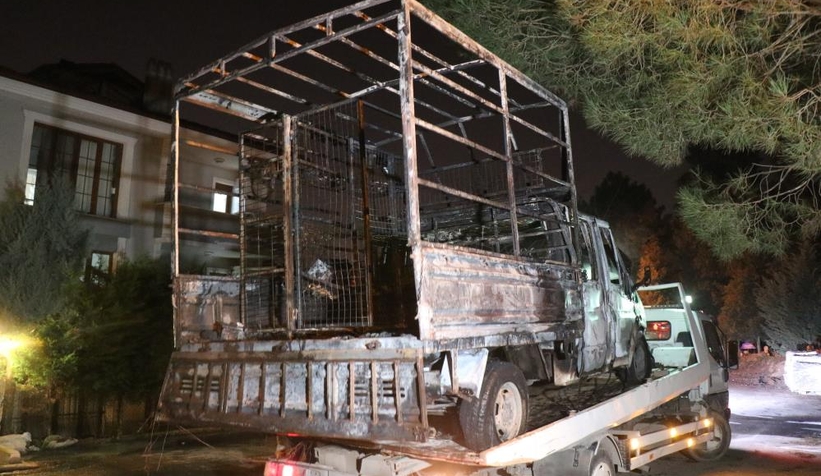 Doğalgaz malzemeleri taşıyan kamyonet yandı