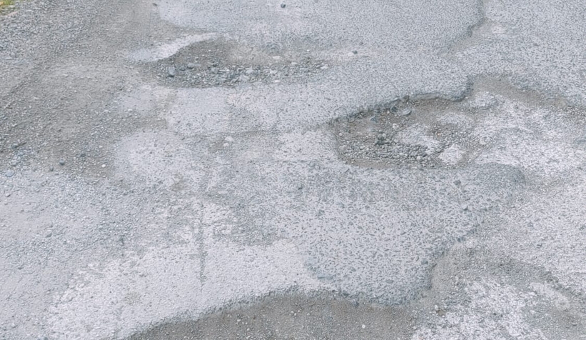 Dokurcun'da çukur içindeki yollara tepki