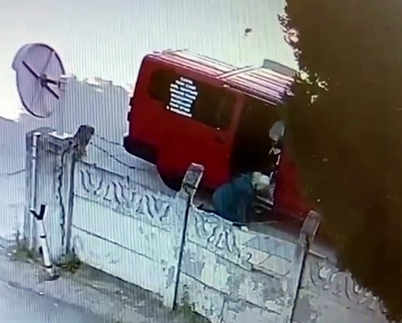 dolmuscu-aniden-hareket-etti-dusup-suruklenditjjnrkxret