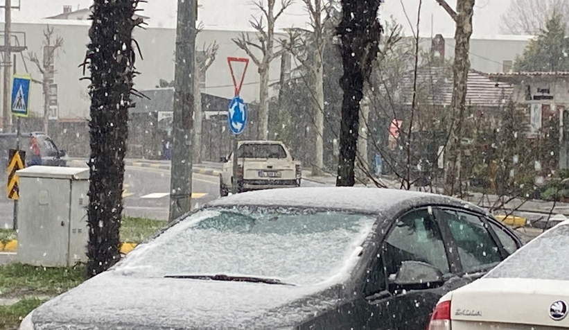 dolu-yagdi-cadde-ve-sokaklar-beyaza-burunducdfiqnznr0