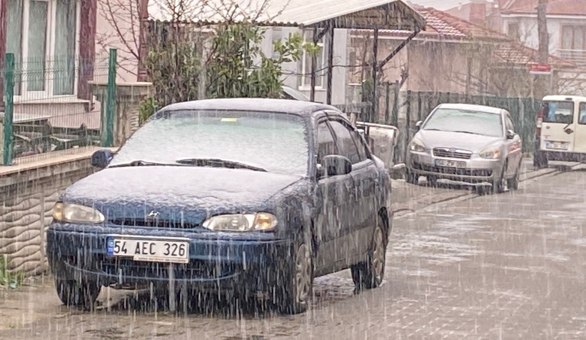 dolu-yagdi-cadde-ve-sokaklar-beyaza-burunducdfiqnznr0