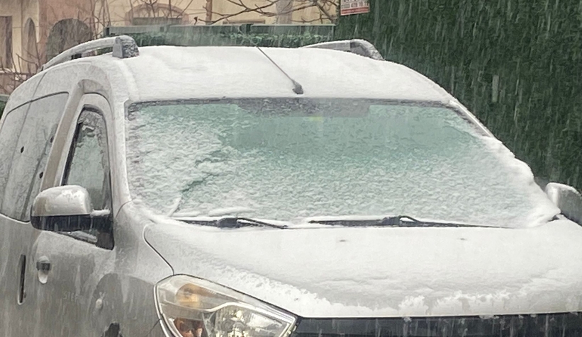 dolu-yagdi-cadde-ve-sokaklar-beyaza-burunducdfiqnznr0