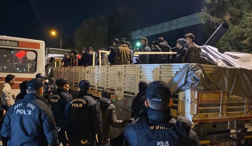 Dorseyi açan polis şok oldu; 150 kaçak çıktı