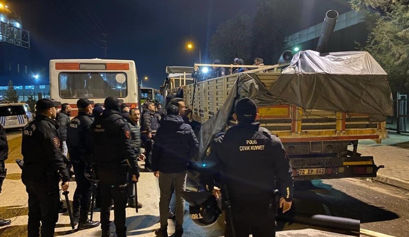 Dorseyi açan polis şok oldu; 150 kaçak çıktı