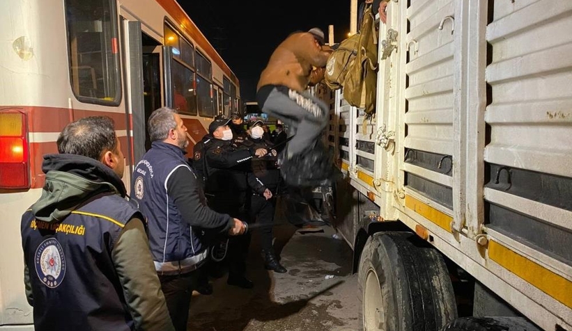 Dorseyi açan polis şok oldu; 150 kaçak çıktı