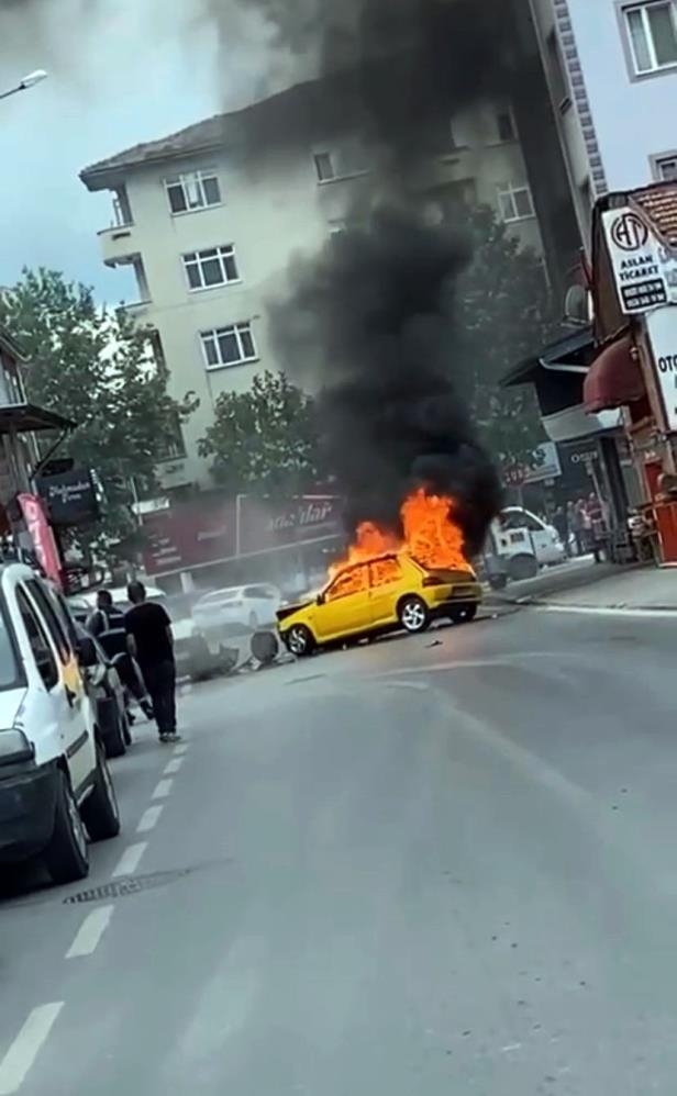 Drift atarken kaza yaptı araç kül oldu