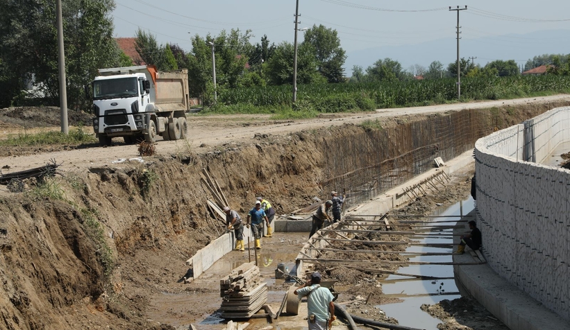 DSİ Karacasuda temizlik ve betonarme kanal yapıyor
