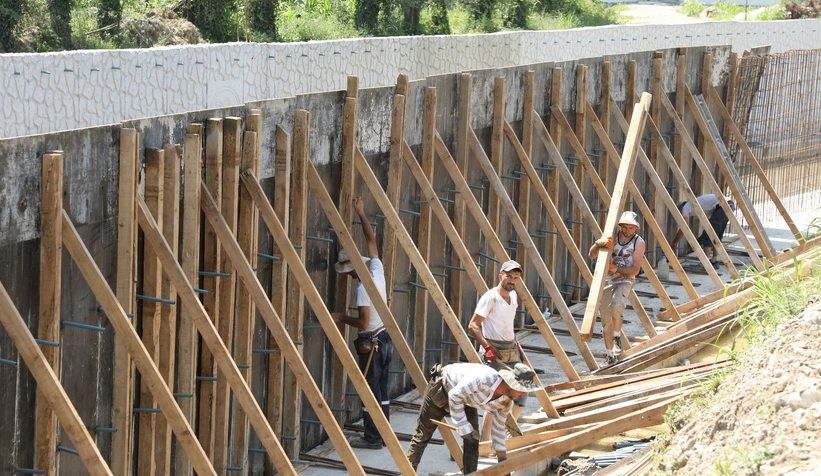 DSİ Karacasuda temizlik ve betonarme kanal yapıyor