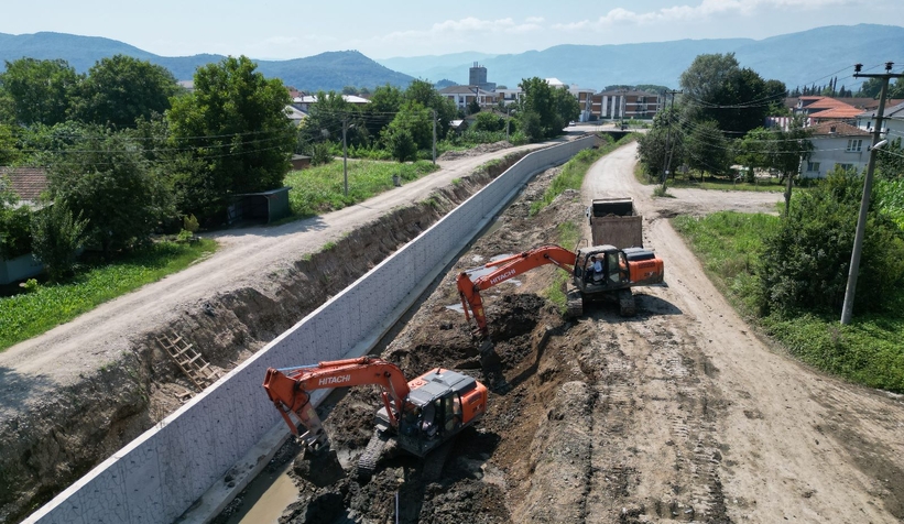 DSİ Karacasuda temizlik ve betonarme kanal yapıyor