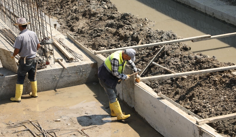 DSİ Karacasuda temizlik ve betonarme kanal yapıyor