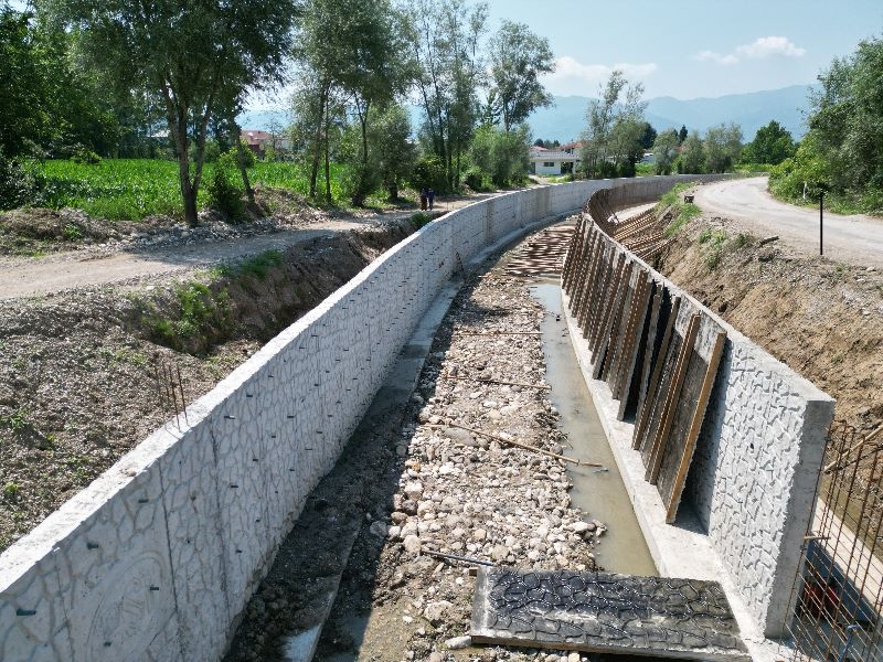DSİ Karacasuda temizlik ve betonarme kanal yapıyor