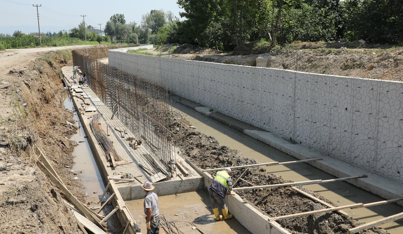 DSİ Karacasuda temizlik ve betonarme kanal yapıyor