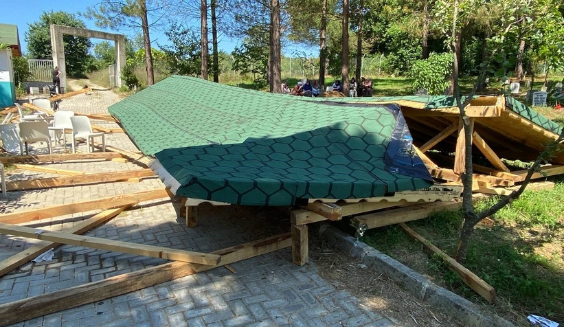 Dua okuyanların üzerine sundurma çöktü: 3 yaralı