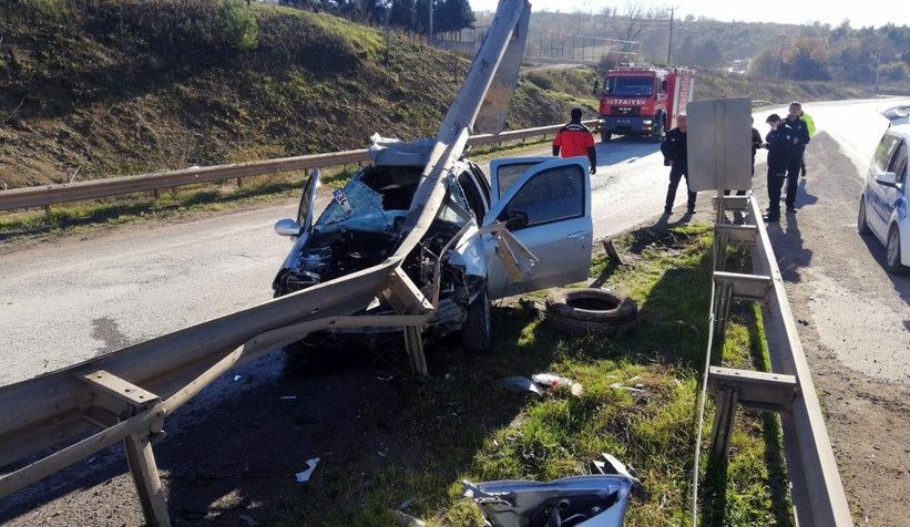 Duble yolda otomobil bariyere ok gibi saplandı